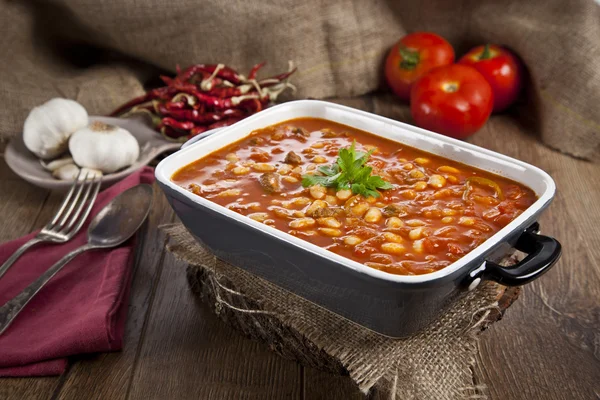 Scharfer türkischer Bohneneintopf mit einer leckeren Tomatensauce. — Stockfoto