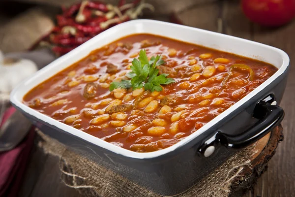 Varma turkiska bönor gryta med en smakrik tomatsås. — Stockfoto