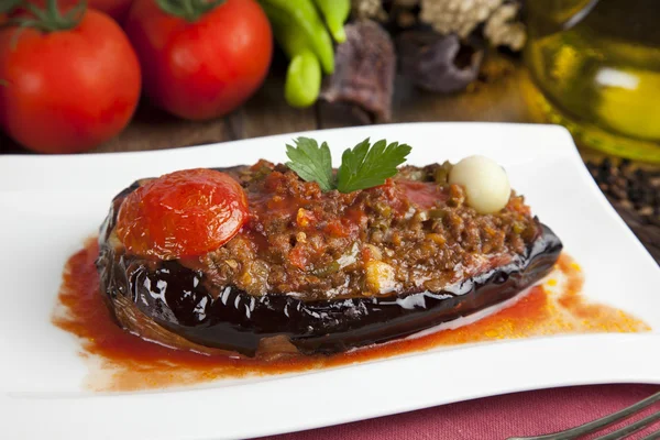 Turkiska traditionella Aubergine aubergine måltid - Karniyarik (sönderslitits mage) — Stockfoto