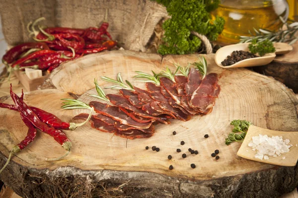 Pastirma, Turkse lucht gedroogd vlees — Stockfoto