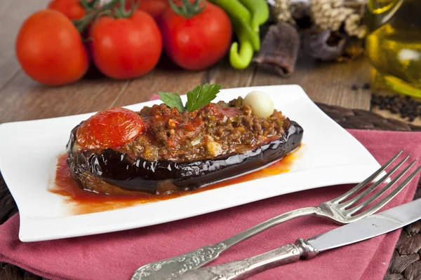 Turkiska traditionella Aubergine aubergine måltid - Karniyarik (sönderslitits mage) — Stockfoto