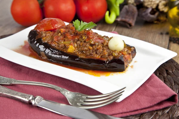 Turkse traditionele Aubergine aubergine maaltijd - Karniyarik (benauwende buik) — Stockfoto