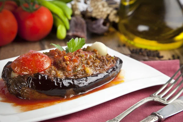 Turkiska traditionella Aubergine aubergine måltid - Karniyarik (sönderslitits mage) — Stockfoto