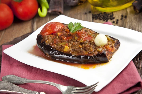 Turkse traditionele Aubergine aubergine maaltijd - Karniyarik (benauwende buik) — Stockfoto