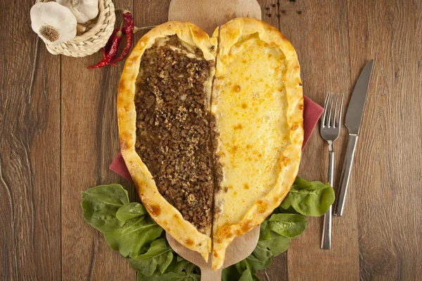 Deliciosa carne en forma de corazón y queso Pizza turca pide — Foto de Stock