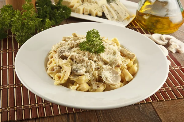 Tortellini macarrão de queijo de frango de estilo italiano — Fotografia de Stock