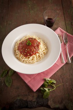 Spagetti domates sosu ve fesleğen ile yakın çekim