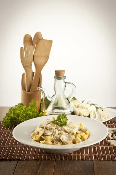 Tortellini macarrão de queijo de frango de estilo italiano — Fotografia de Stock