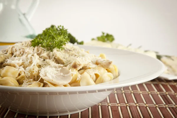 Tortellini pasta al formaggio di pollo stile italiano — Foto Stock