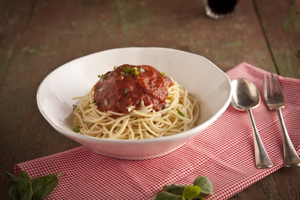 Cena de espaguetis con salsa de tomates y albahaca de cerca —  Fotos de Stock