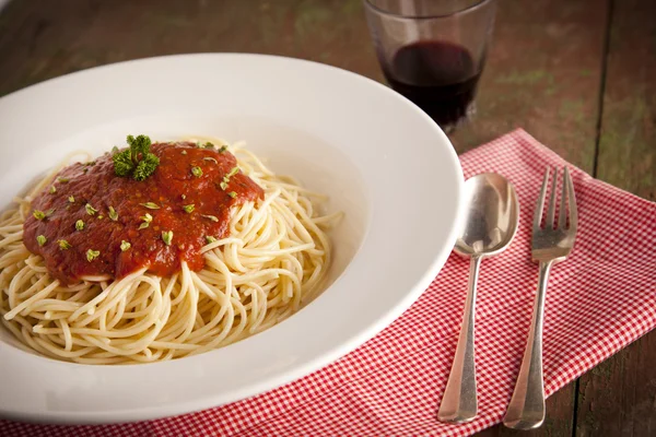 Zblízka večeři špagety s omáčkou z rajčat a bazalky — Stock fotografie
