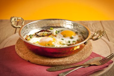 Bakır pan Türk kahvaltı yemek yumurta ile Türk sosis sucuk
