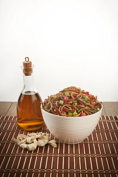 Tigela de macarrão com legumes — Fotografia de Stock