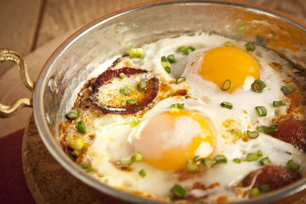 Sucuk de salchicha turca con huevo en sartén de cobre comida de desayuno turca — Foto de Stock