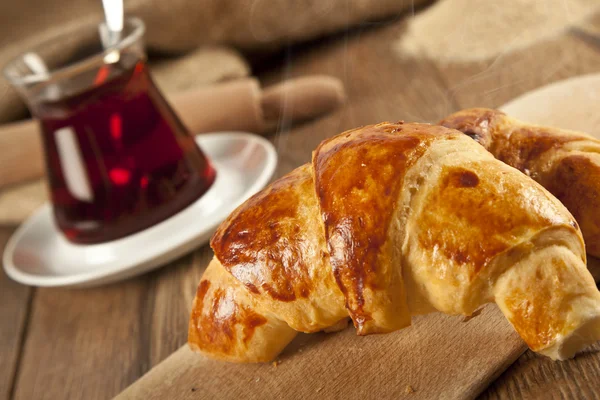 Produto típico de coruja turca queijo pogaca com placa de madeira e chá preto — Fotografia de Stock