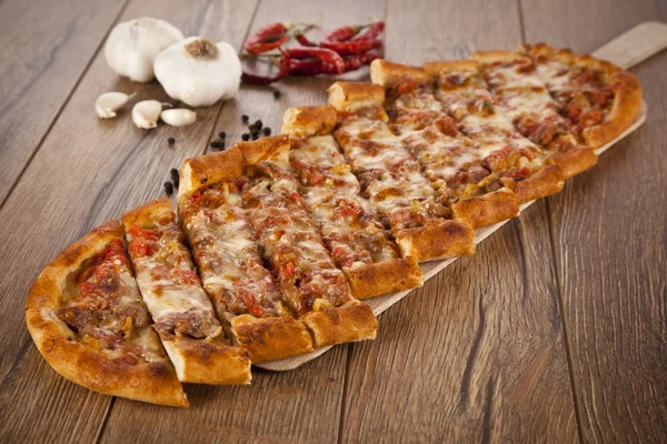 Turkish traditional beef and cheese Pide — Stock Photo, Image