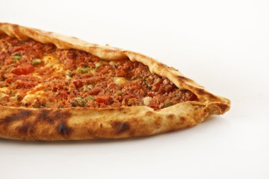 Türk geleneksel sığır Pide ile beyaz arka plan izole.