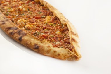 Türk geleneksel sığır Pide ile beyaz arka plan izole.