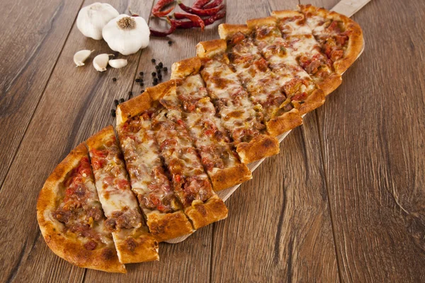 Pide de carne e queijo tradicional turco — Fotografia de Stock