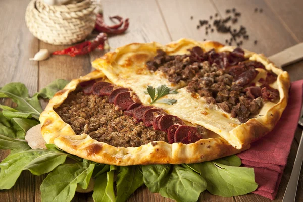 Pizza traditionnelle turque maison pide farcie de viande, fromage, pastirma et saucisse — Photo