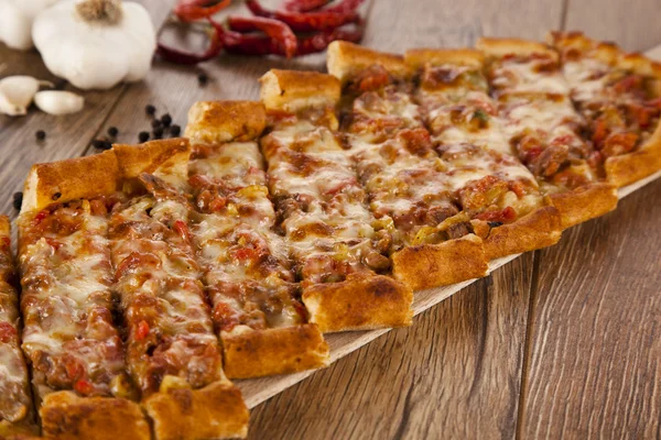 Pide de carne e queijo tradicional turco — Fotografia de Stock