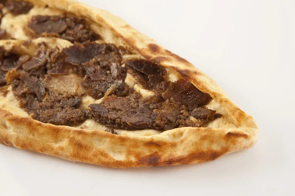 Turco tradicional carne Pide isolado com fundo branco — Fotografia de Stock