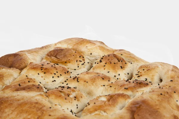 Turks brood van de Ramadan pide - Ramazan Pidesi geïsoleerd witte achtergrond — Stockfoto