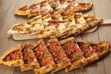Türk geleneksel sığır ve peynirli Pide