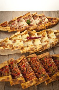 Türk geleneksel sığır ve peynirli Pide