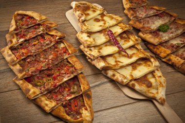 Türk geleneksel sığır ve peynirli Pide