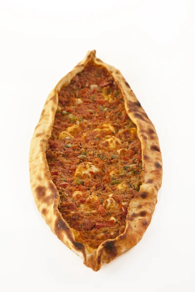 Türkisches traditionelles Rindfleisch Pide isoliert mit weißem Hintergrund — Stockfoto