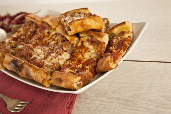 Pide de carne e queijo tradicional turco — Fotografia de Stock