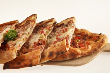 Türk geleneksel sığır Pide ile beyaz arka plan izole.