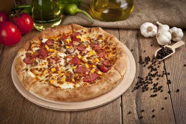 Heerlijke Italiaanse opperste Pizza — Stockfoto