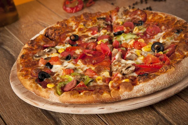 Deliciosa pizza suprema italiana —  Fotos de Stock