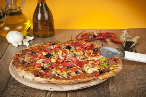 Deliciosa pizza suprema italiana —  Fotos de Stock