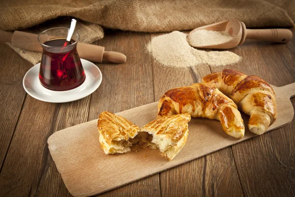 Τυπικό τουρκικό owen προϊόν τυρί pogaca με ξύλινη πλάκα και μαύρο τσάι — Φωτογραφία Αρχείου
