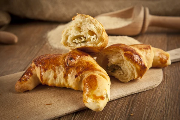 Produto típico de coruja turca queijo pogaca com placa de madeira e chá preto — Fotografia de Stock