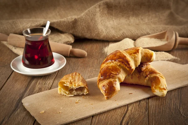 Typical turkish owen product cheese pogaca with wood plate and black tea — Stock Photo, Image