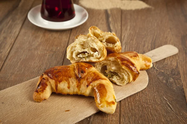 Typical turkish owen product cheese pogaca with wood plate and black tea — Stock Photo, Image