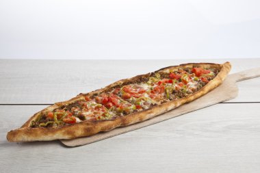 Türk pide sığır eti ve peynirli pide
