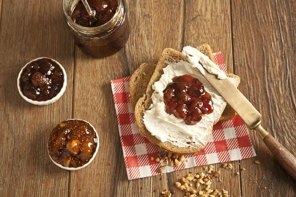 Rouleaux de pain dégustés avec confiture de fraises — Photo