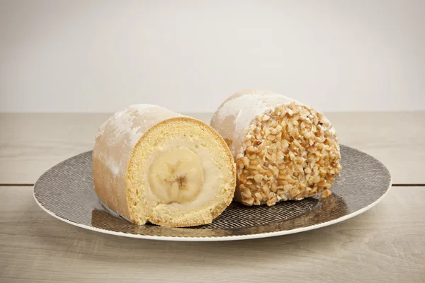 Banaan roll cake met noten — Stockfoto