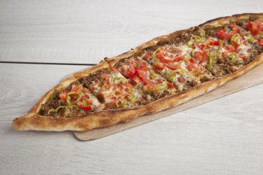 Türk pide sığır eti ve peynirli pide