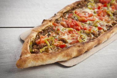 Türk pide sığır eti ve peynirli pide