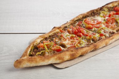 Türk pide sığır eti ve peynirli pide