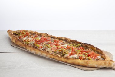 Türk pide sığır eti ve peynirli pide