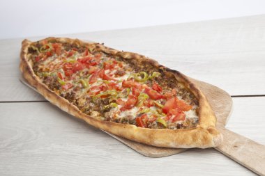 Türk pide sığır eti ve peynirli pide