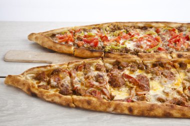 Türk pide sığır eti ve peynirli pide