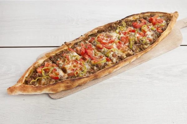 Türk pide sığır eti ve peynirli pide